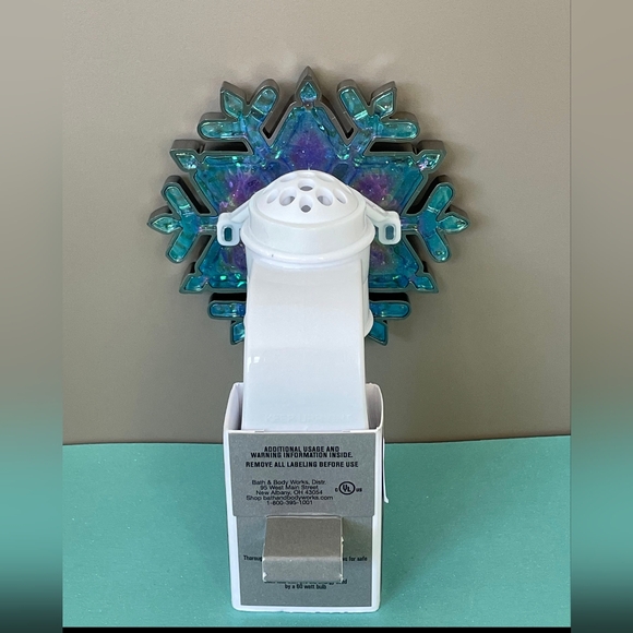 Bath and Body Works • Stained Glass Snowflake Nightlight - Picture 8 of 11
